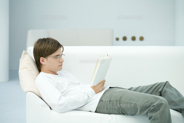 Young man reclining on sofa,reading book,side view
(c)Ale Ventura/PhotoAlto