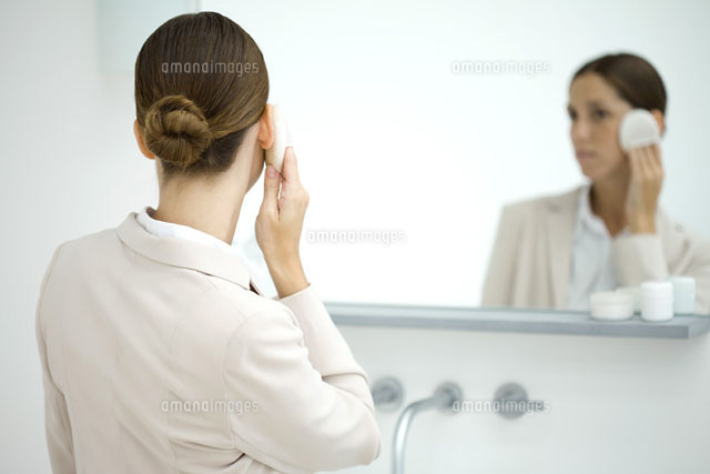 Professional woman powdering face in mirror,rear view
(c)Ale Ventura/PhotoAlto