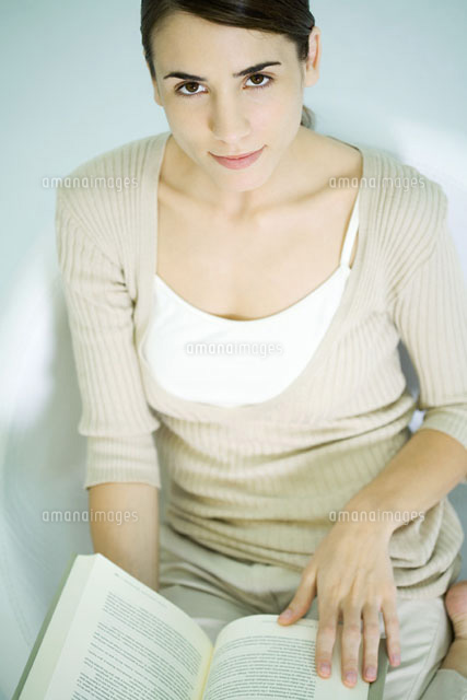 Woman holding open book,smiling at camera
(c)Ale Ventura/PhotoAlto