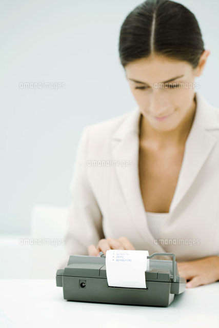 Female accountant using adding machine,looking down
(c)Ale Ventura/PhotoAlto