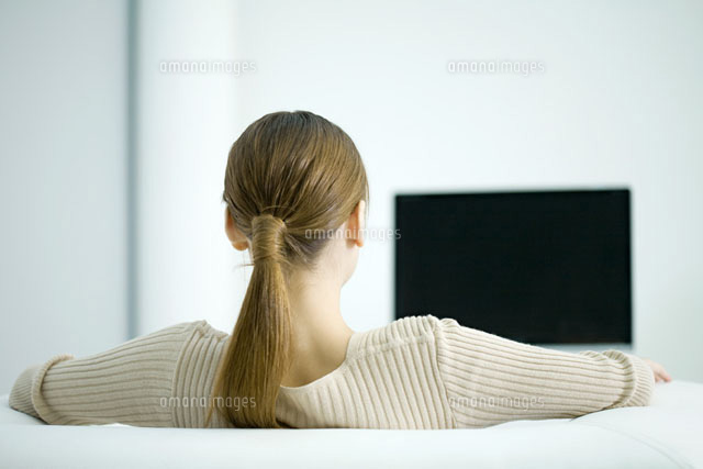 Woman watching TV,rear view
(c)Ale Ventura/PhotoAlto