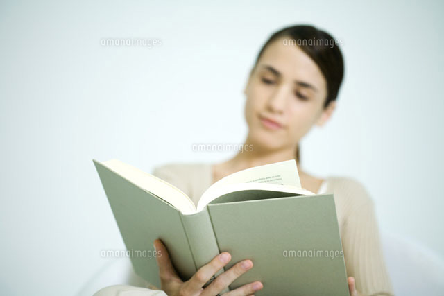 Young woman reading,focus on book in foreground
(c)Ale Ventura/PhotoAlto