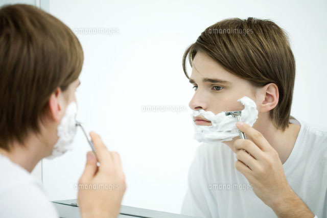 Young man looking at self in mirror,shaving
(c)Ale Ventura/PhotoAlto