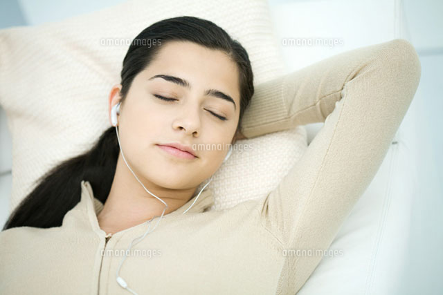 Young woman reclining,listening to MP3 player
(c)Ale Ventura/PhotoAlto