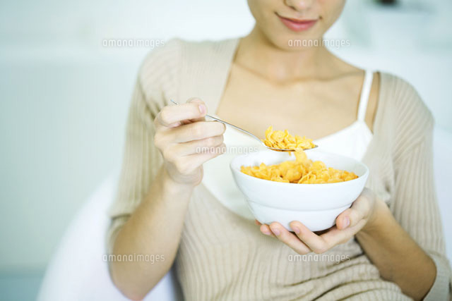 Woman holding bowl of cereal,cropped view
(c)Ale Ventura/PhotoAlto