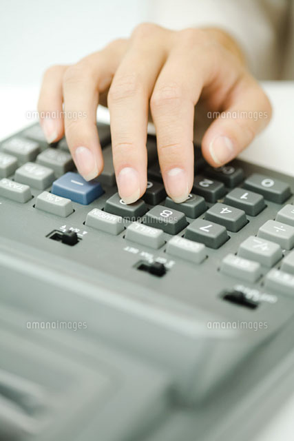 Woman’s hand using adding machine,close-up
(c)Ale Ventura/PhotoAlto