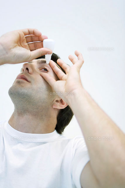 Man applying eye drops,head back
(c)Alix Minde/PhotoAlto