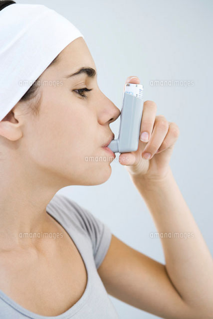 Teen girl using inhaler,side view
(c)Alix Minde/PhotoAlto