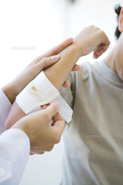 Doctor applying gauze to child’s arm,cropped view
(c)Alix Minde/PhotoAlto