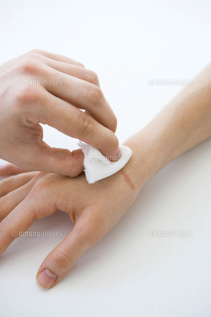 Person holding gauze against wounded hand,cropped view
(c)Alix Minde/PhotoAlto
