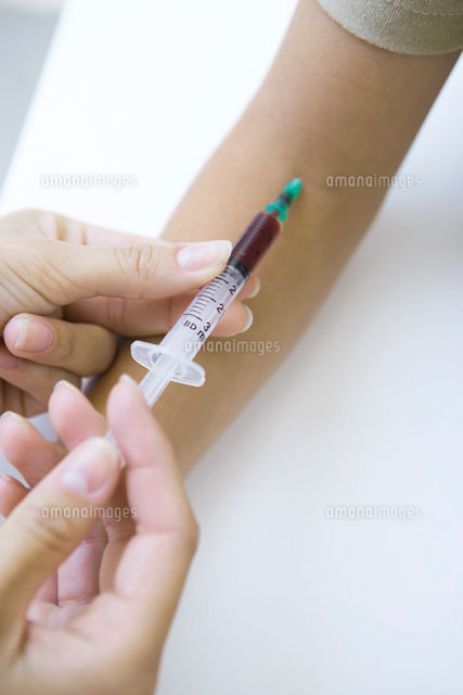 Doctor taking patient’s blood with syringe,cropped view
(c)Alix Minde/PhotoAlto