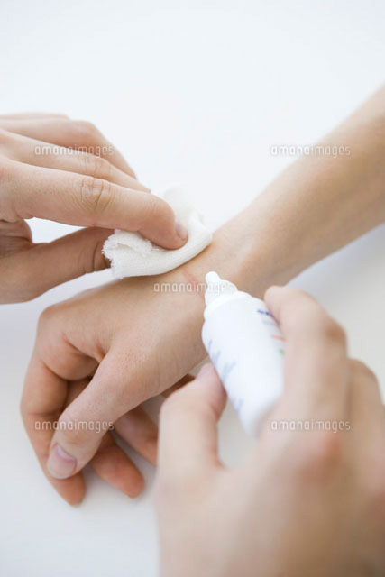 Doctor cleaning wound on patient’s hand,cropped view
(c)Alix Minde/PhotoAlto