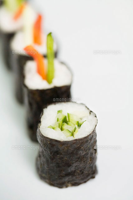 Row of maki sushi,close-up,focus on foreground
(c)Ale Ventura/PhotoAlto
