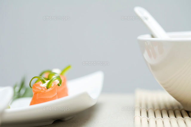 Cropped view of salmon maki sushi and bowl of soup
(c)Ale Ventura/PhotoAlto