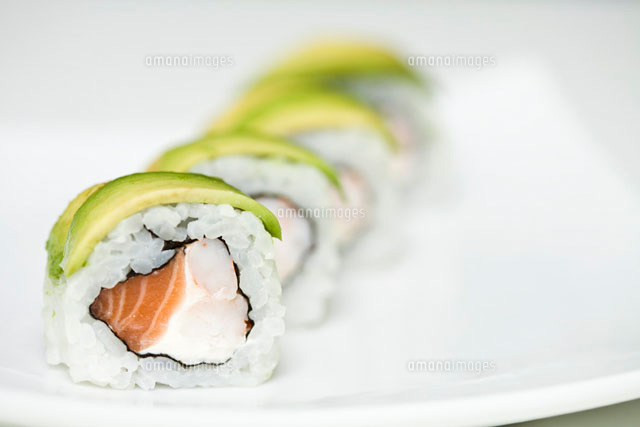 Row of maki sushi on sushi plate,close up
(c)Ale Ventura/PhotoAlto