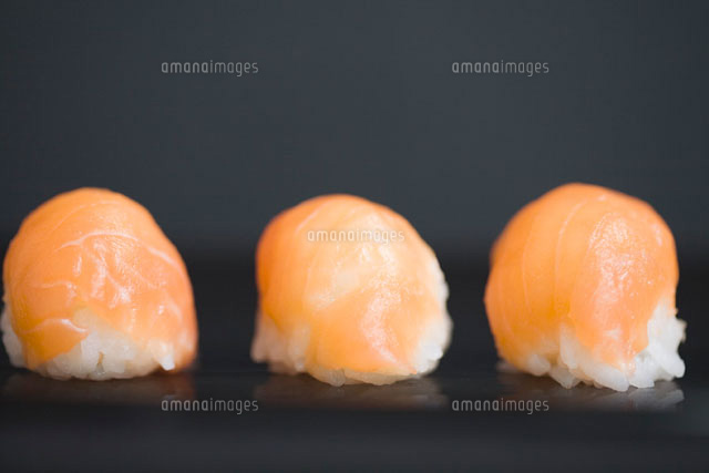 Three pieces of salmon nigiri sushi with dark background
(c)Ale Ventura/PhotoAlto