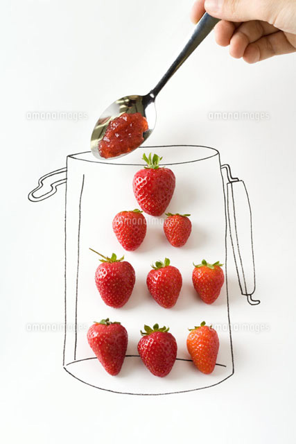 Hand holding spoonful of jam over strawberries
(c)Laurence Mouton/PhotoAlto