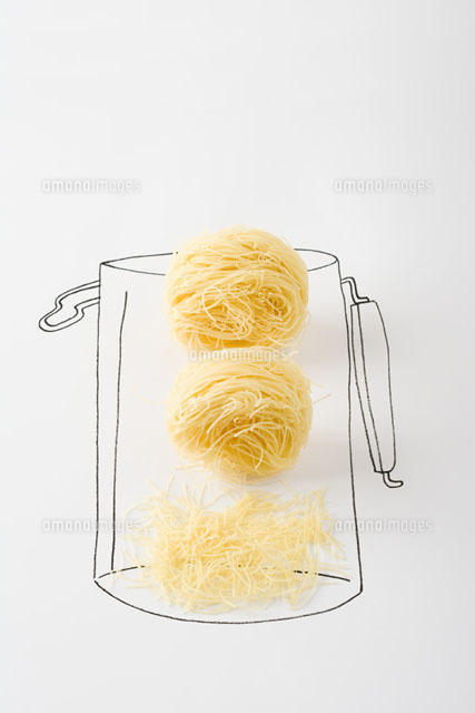 Noodles in canister,broken pieces at the bottom
(c)Laurence Mouton/PhotoAlto