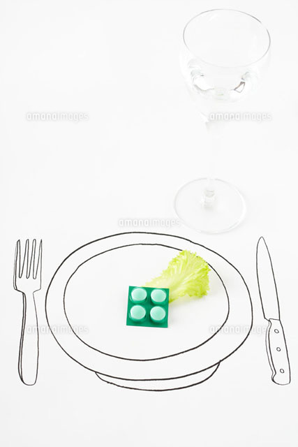 Pills and single leaf of lettuce on drawing of plate
(c)Laurence Mouton/PhotoAlto