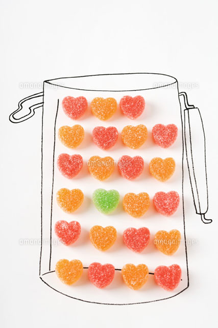 Candy hearts in drawing of canister
(c)Laurence Mouton/PhotoAlto