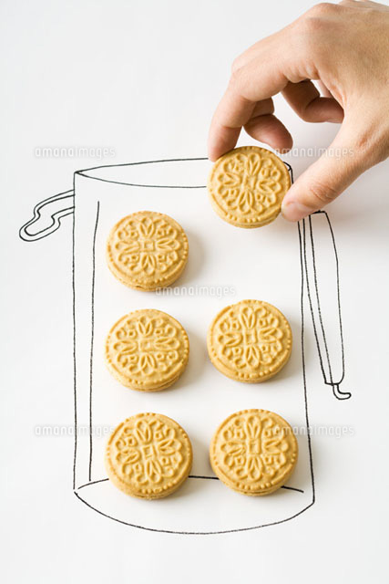 Hand removing cookie from drawing of canister
(c)Laurence Mouton/PhotoAlto