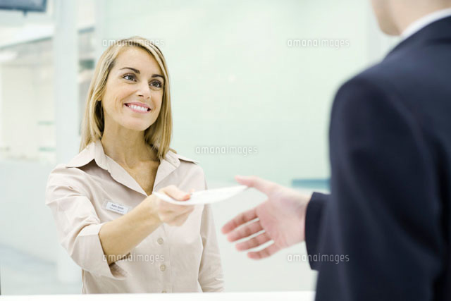 Woman smiling,handing document to businessman
(c)Eric Audras/PhotoAlto