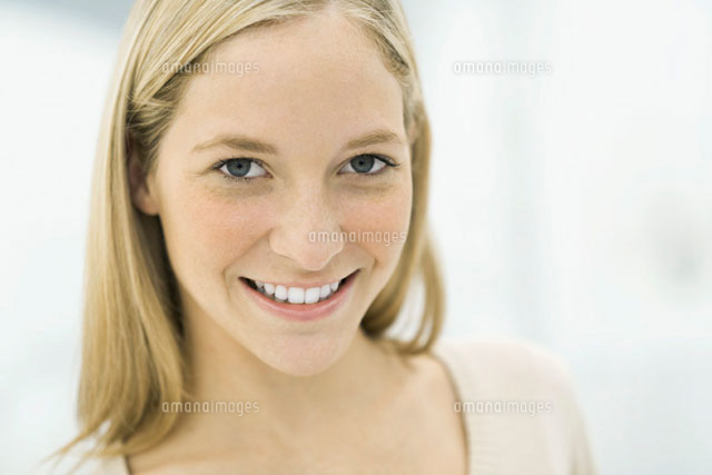 Young woman smiling at camera,portrait
(c)Eric Audras/PhotoAlto