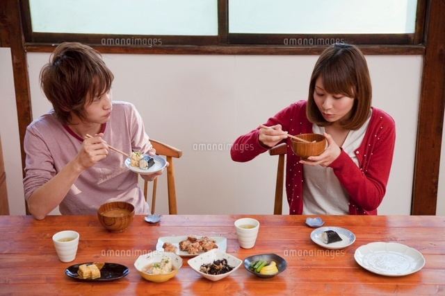 和食を食べる若いカップル 11002057025 ｜ 写真素材・ストックフォト・画像・イラスト素材｜アマナイメージズ 