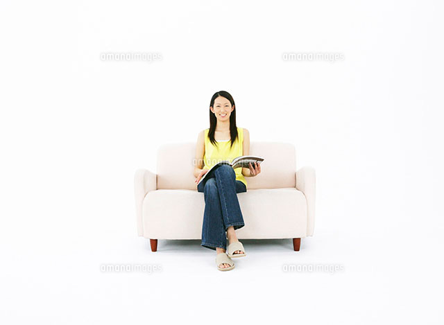 ソファに座って足を組む女性[11004026617]｜ 写真素材・ストックフォト・画像・イラスト素材｜アマナイメージズ
