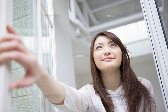 窓を開ける女性[11004072513]の写真素材・イラスト素材｜アマナイメージズ