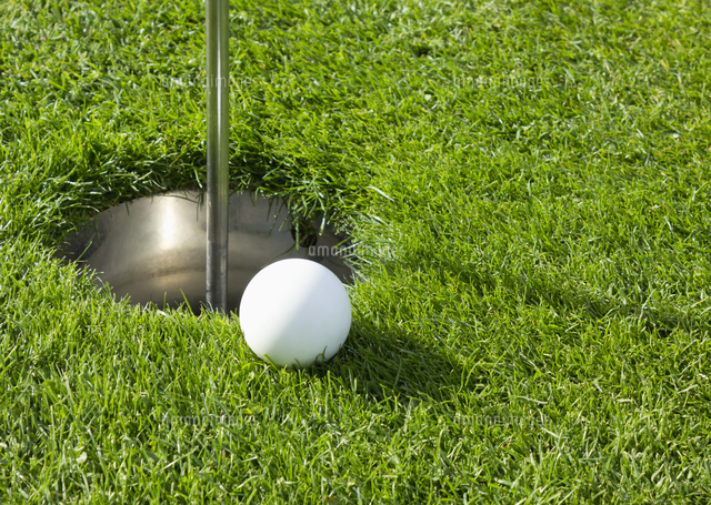 パークゴルフのボールとホールカップ[11007064672]｜ 写真素材・ストックフォト・画像・イラスト素材｜アマナ