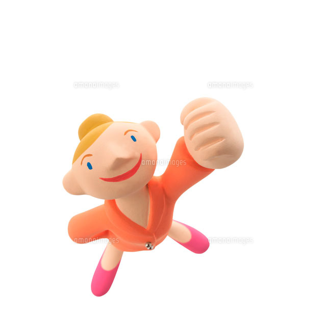 手をグーにして片手を上げる女の子 クラフト
(c)visual supple