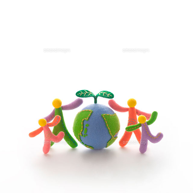 カラフルな4人の家族と葉と地球 クラフト
(c)visual supple