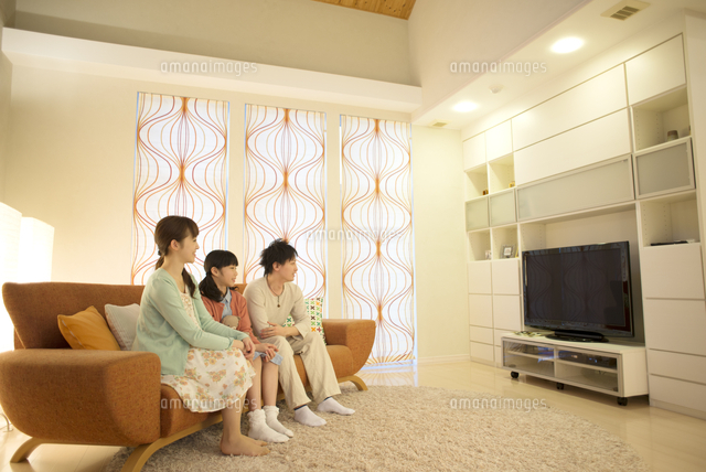 ソファーに座りテレビを見る親子
(c)visual supple