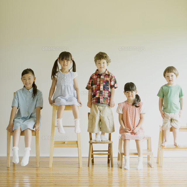 椅子に座り微笑む子供たち
(c)visual supple