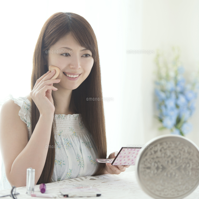 メイクをする女性
(c)visual supple