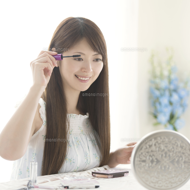 メイクをする女性
(c)visual supple