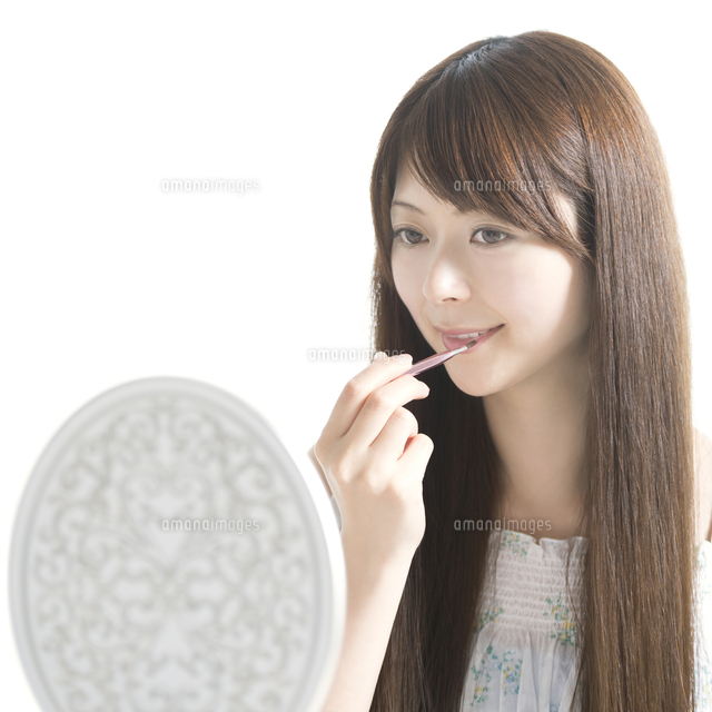 メイクをする女性
(c)visual supple