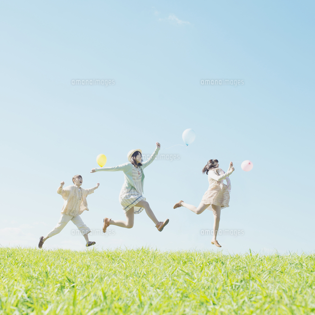 風船を持ち草原でジャンプをする3人の女性
(c)visual supple