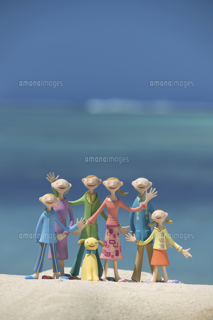 浜辺で手を振る6人家族と海 クラフト
(c)visual supple
