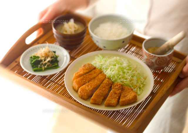 料理を運ぶ女性
(c)visual supple