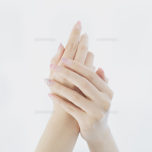 ネイルアートをした手元
(c)visual supple