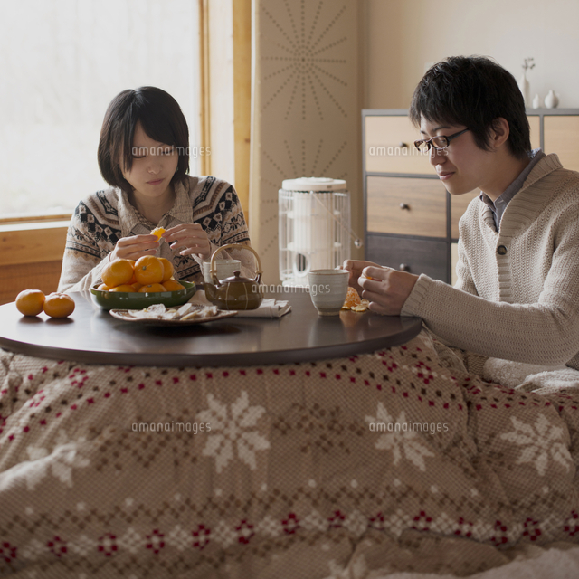 こたつでミカンを食べるカップル
(c)visual supple