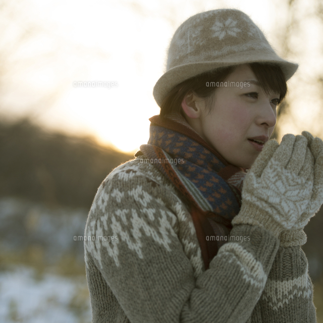 手を温める女性
(c)visual supple