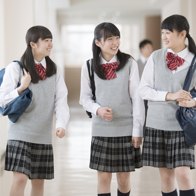 廊下を歩く女子校生
(c)visual supple