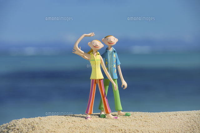 砂浜に立つ夫婦と海 クラフト
(c)visual supple