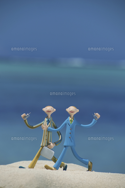 砂浜を歩くビジネスマンと海 クラフト
(c)visual supple