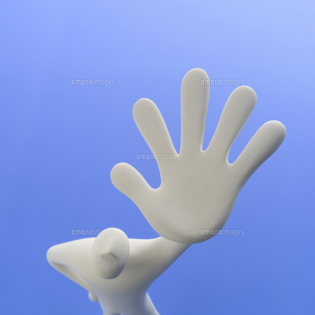 左手のひらを開けて立つ人のオブジェと青 クラフト
(c)visual supple