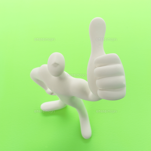 左手の親指を立てて立つ人のオブジェと緑 クラフト
(c)visual supple