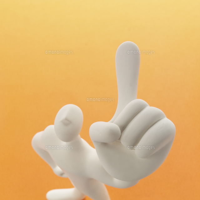 左手の人差し指を立てる人のオブジェとオレンジ クラフト
(c)visual supple